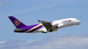 泰國航空空中巴士A380在晴朗藍天飛行