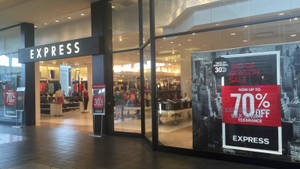 Express服裝店，帶有顯示高達70%折扣的季末清倉促銷標牌。