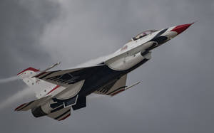 一架美國空軍雷鳥噴射機進行空中機動，留下煙跡。