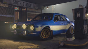夜間停放在加油站的藍白復古賽車。