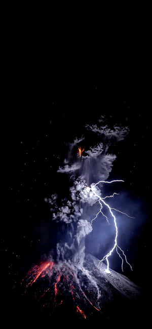 夜晚火山爆發，閃電劃過火山灰雲。