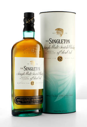 一瓶Singleton 12年威士忌及其包裝，置於白色表面上。
