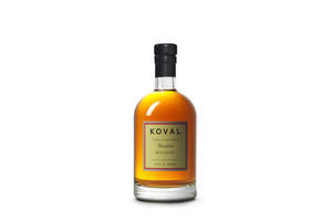 一瓶Koval Single Barrel Bourbon威士忌，帶有琥珀色液體和黑色瓶蓋，置於白色背景上。