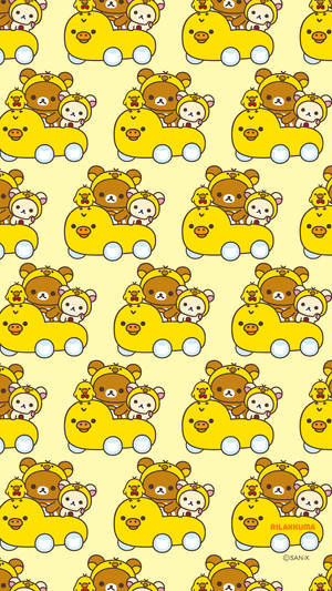 Rilakkuma和朋友們在黃色汽車中，重複的牆紙圖案。