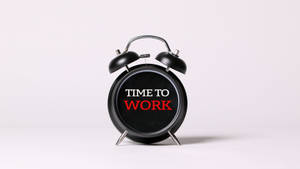 黑色鬧鐘，帶有「TIME TO WORK」文字，用於提高生產力。