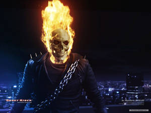 Ghost Rider 頭顱燃燒，手持鐵鏈，夜晚企喺城市上空。