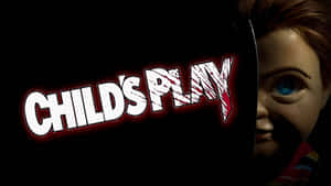 恐怖電影《CHILD'S PLAY》標誌，部分可見一個令人毛骨悚然的娃娃。 — 娃娃屋 壁紙