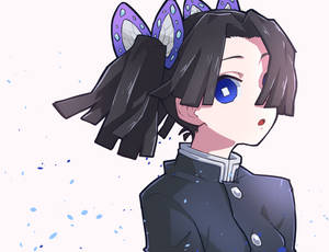 藍眼睛、蝴蝶髮飾的動漫女孩，身穿深色制服。