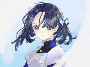 藍眼睛、蝴蝶髮夾、淺藍色服裝的動漫女孩。