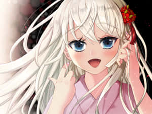 白髮藍眼的動漫女孩，頭髮上戴著紅花微笑。 — 鬼滅之刃 壁紙