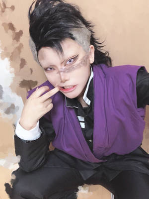 擁有尖刺頭髮和紫色背心的角色扮演者，將手指放在嘴唇上擺姿勢。
