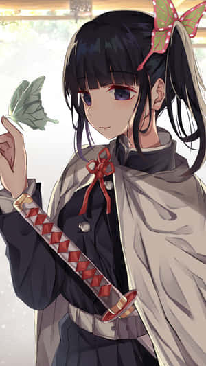黑髮戴蝴蝶髮夾的動漫女孩，拿著一片綠葉，同時佩戴著一把劍。