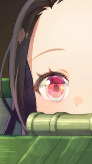 紫色頭髮、粉紅色眼睛的動漫女孩從竹籬笆上方偷看。
