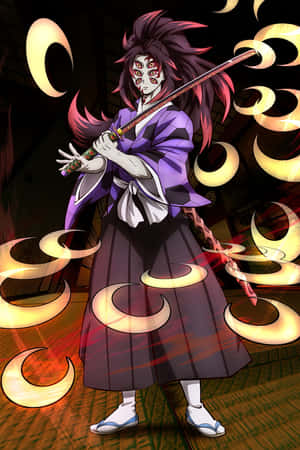 穿著紫色和服的動畫惡魔戰士，揮舞著帶有發光新月刀片的劍。 — 鬼滅之刃 壁紙