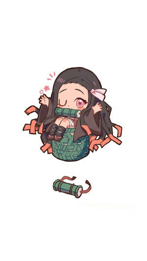 一個黑髮粉紅眼睛的Q版動漫女孩坐在一個綠色編織籃子裡，配有橙色絲帶。 — 鬼滅之刃 炭治郎 GIF 壁紙