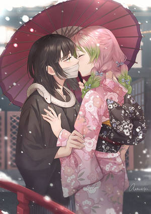 兩個穿著和服的動漫角色在飄雪中於紅傘下接吻。
