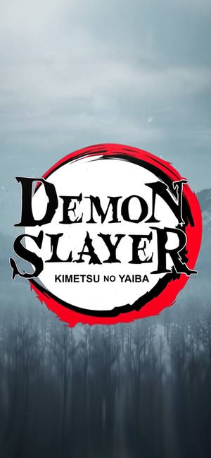Demon Slayer動畫標誌，紅色圓圈覆蓋在霧氣瀰漫的森林背景上。 — 竈門禰豆子 壁紙