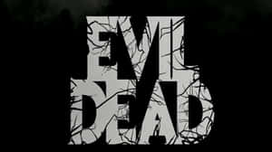 黑色背景上，樹根穿過「EVIL DEAD」字樣。