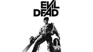 一個男人拿著電鋸，旁邊有一個女人，下方是Evil Dead標題。