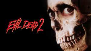 骷髏頭上有發光的眼睛，黑色背景上有紅色的Evil Dead 2文字。