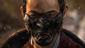 迷霧森林中戴著黑色鬼面具露出牙齒的武士戰士