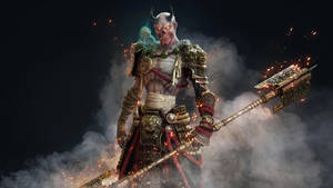 身穿金色盔甲的惡魔戰士，在煙霧瀰漫的黑暗中手持燃燒的長戟。