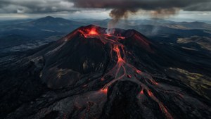 火山爆發，熔岩在黃昏時分沿山坡流下。