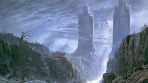 兩座高聳的石像在霧氣籠罩的山峽中，天空多雲。