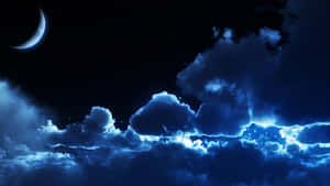 繁星夜空下，新月在發光的藍色雲層上方