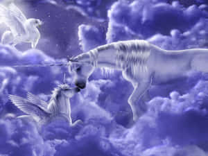 一匹白色獨角獸和有翼的馬在紫色雲霧中於星空下互相依偎。