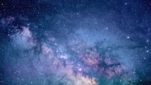 廣闊的繁星夜空，發光的銀河系和色彩繽紛的宇宙雲。 — 銀河 壁紙