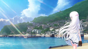 白髮動漫女孩站在碼頭上，俯瞰沿海小鎮和藍色海水。
