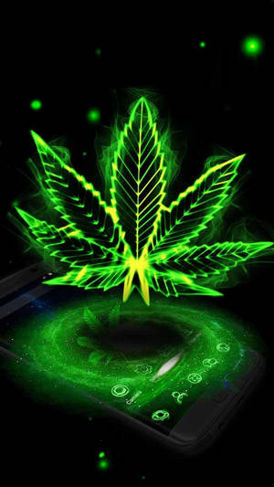 螢光綠色大麻葉漂浮在帶有發光綠色應用程式圖標的智能手機上方。