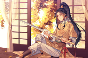 身穿傳統長袍的年輕劍士在秋葉窗邊手持武士刀。