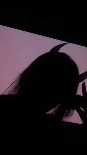 暮色中一個戴著惡魔角的人影。