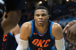 穿著OKC球衣的籃球運動員在比賽中專注 — 4K籃球壁紙