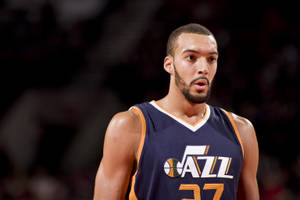 比賽中身穿 Jazz 球衣的職業籃球運動員 — 猶他爵士 壁紙