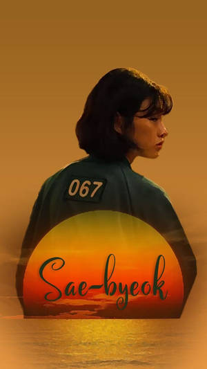 身穿綠色連身衣、背上印有067號碼的女子，面向寫有Sae-byek名字的地平線上的日落。