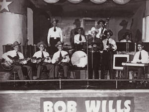Bob Wills及其樂隊在黑白舞台上演奏樂器。 — 荷里活 GIF 壁紙