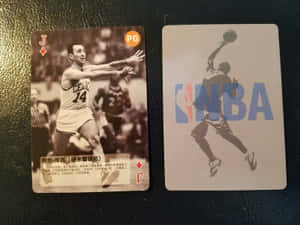 兩張NBA交易卡：一張係塞爾特人球衣球員嘅復古相，另一張係有NBA標誌嘅現代剪影卡。 — 籃球 壁紙