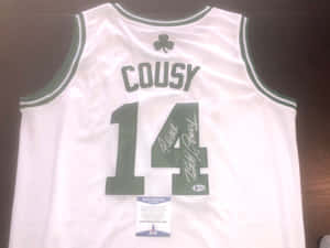 Bob Cousy親筆簽名波士頓塞爾特人球衣，附有認證卡。 — 白色 壁紙