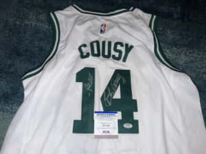 Bob Cousy 親筆簽名波士頓塞爾特人球衣，附 PSA 認證卡。 — 白色 壁紙