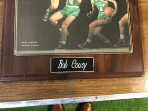 裝裱的波士頓塞爾特人籃球運動員照片，附有Bob Cousy名字牌。 — 波士頓塞爾特人 GIF 壁紙