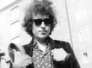 Bob Dylan 戴太陽眼鏡手持帽子在戶外 — 黑白 壁紙