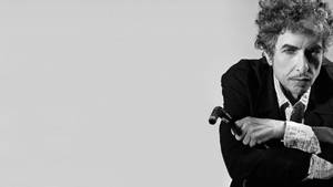 Bob Dylan 喺黑白攝影棚肖像中揸住一個鎚仔。