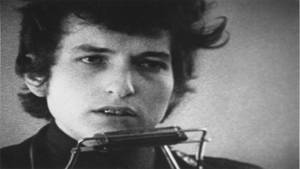 Bob Dylan 在黑白肖像中手持口琴。