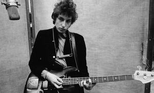 Bob Dylan 在錄音室中彈奏低音結他。