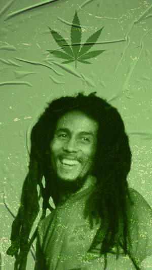 Bob Marley微笑，頭頂上方有一片大麻葉，背景為帶紋理的綠色。
