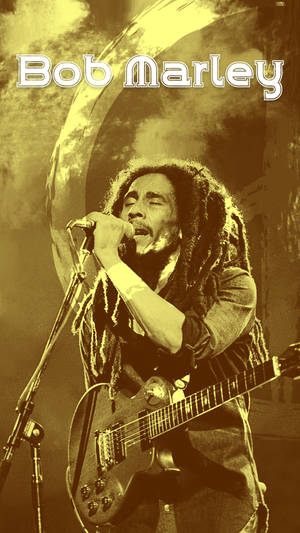 Bob Marley 在舞台上拿著結他對著咪高峰唱歌。