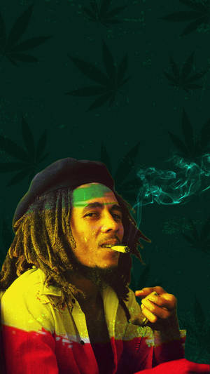 留著辮子頭、戴貝雷帽的男子在大麻葉背景前抽大麻煙。